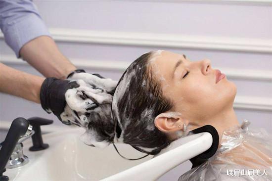 |?头发隔多久洗一次最好?很多人都做错了,难怪头发掉得越来越厉害