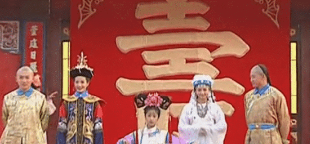 紫薇|还珠格格：注意看小燕子和紫薇祝寿时的衣服，地位差距一目了然