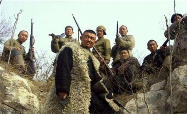 粟裕大将|粟裕带领部队挺进江南，路遇土匪挡道，粟裕和土匪比武后解决