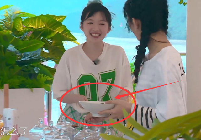 趙麗穎自己學習做冰沙，誰註意她手裡用的碗？這顧客還怎麼敢來-圖2