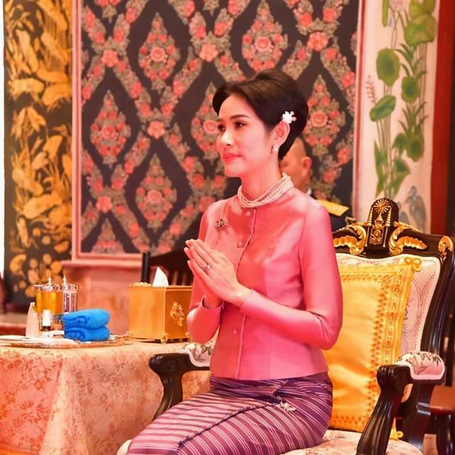 诗妮娜|诗妮娜开始“黑化”了？涂大红唇像甄嬛后期，“血盆大口”太霸气