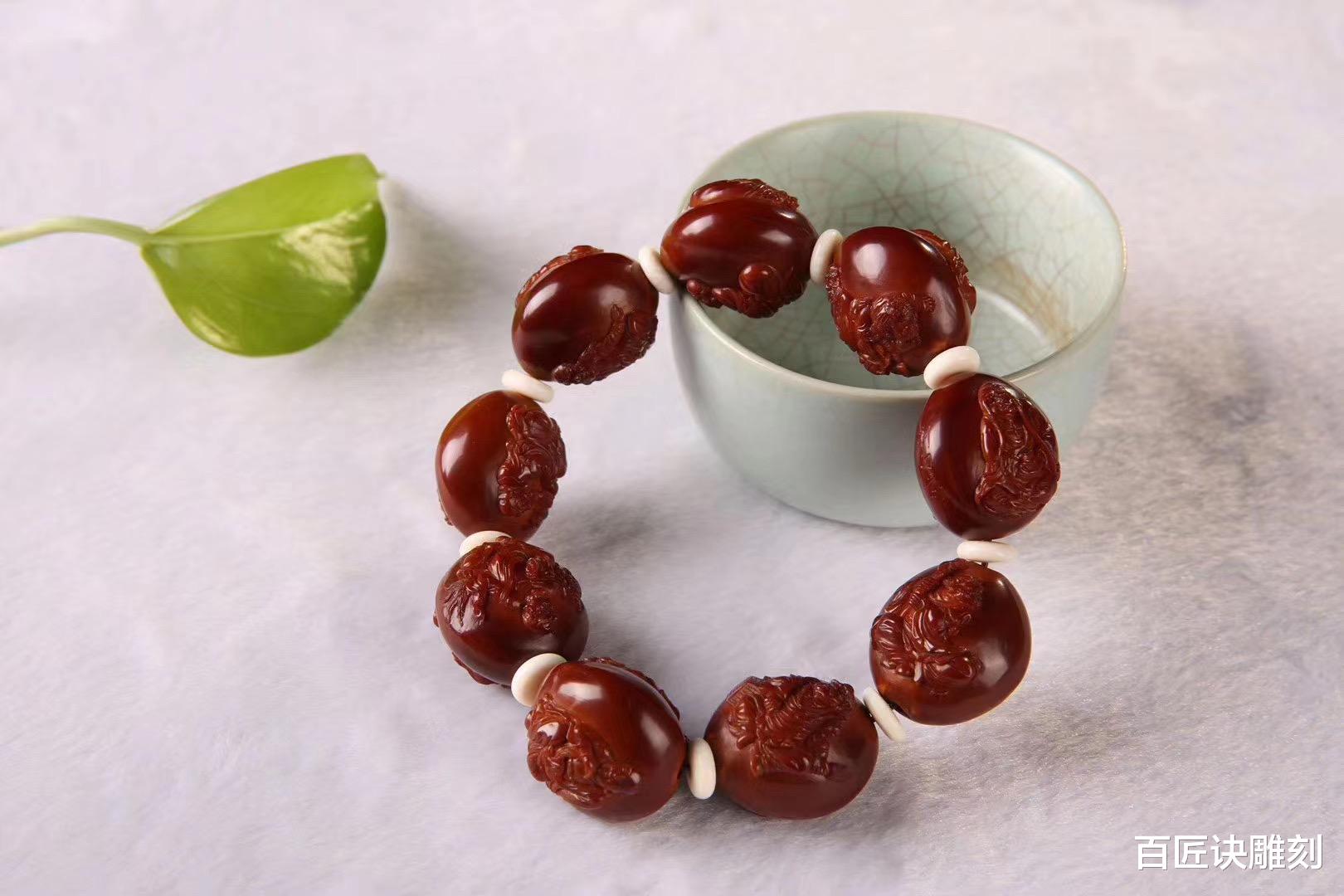 翡翠|百匠诀核雕-核雕为什么比木头珠子好玩？