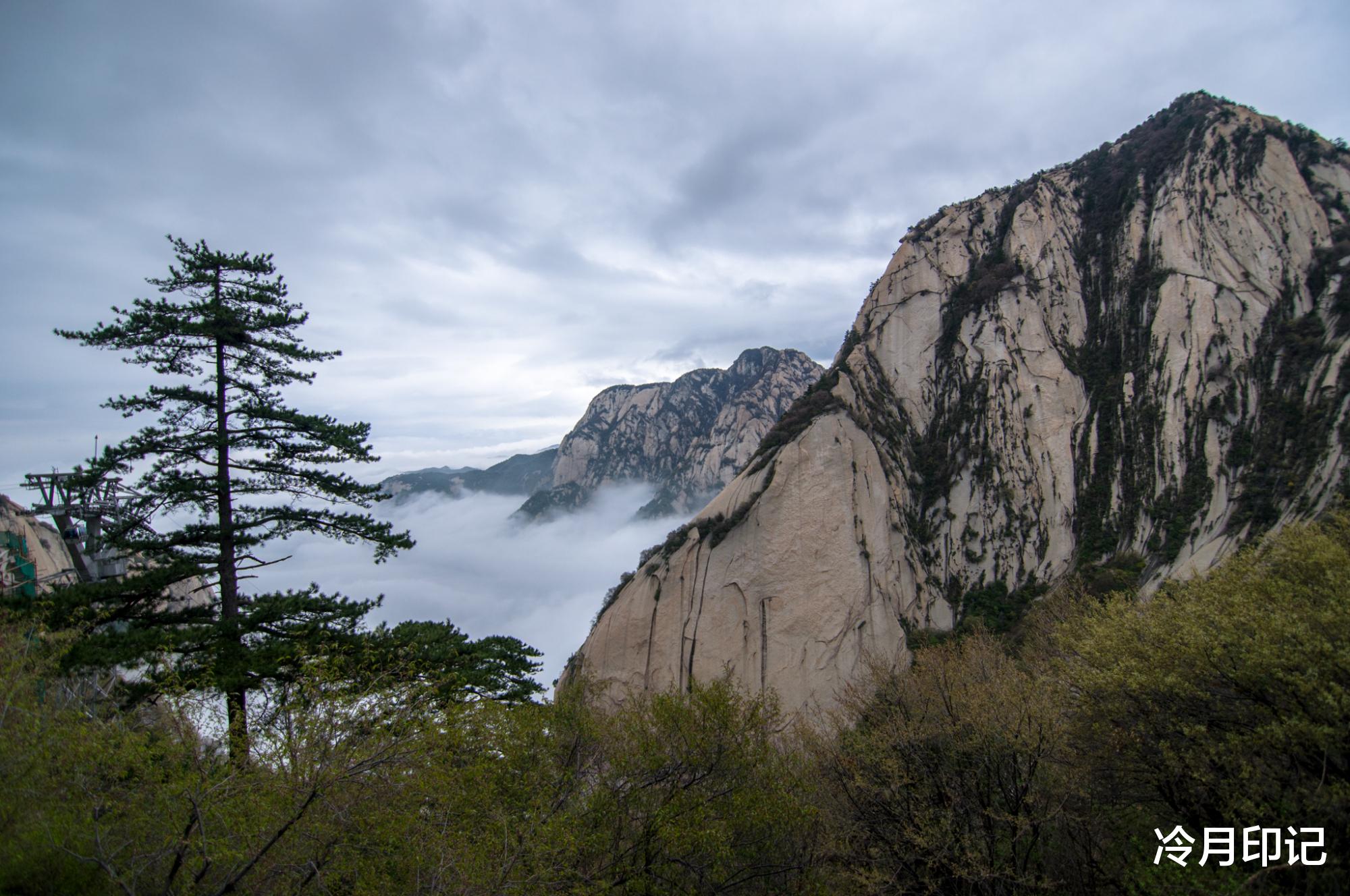 华山|它是中华十大名山之一，被誉为“奇险天下第一山”，山川十分秀美