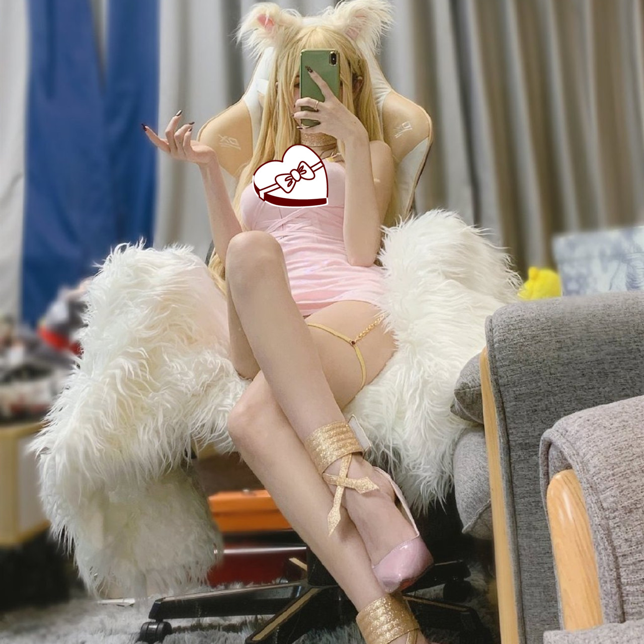 「亚瑟王」腐团儿的腿到底有多长？看到她cos亚瑟王努力后退，网友：这得有一米八吧