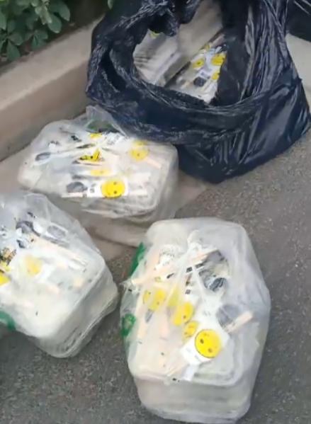 福州地铁:每天几百盒便当被放绿化带,有肉有菜有米饭!郑州环卫工:只敢看不敢吃