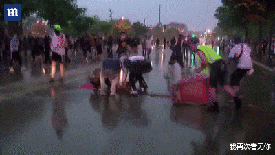 『美国』美国突发大规模暴动！万人洗劫全城 纵火烧楼 市民当街惨死