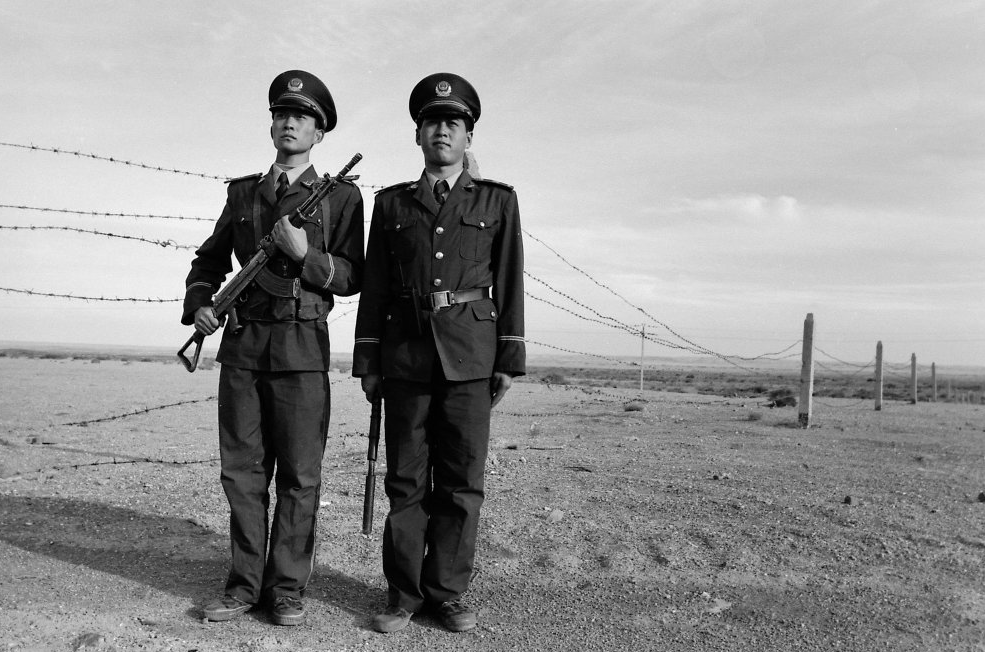 『』中国士兵两人站岗，为何只有一把枪？多年前的教训不敢忘