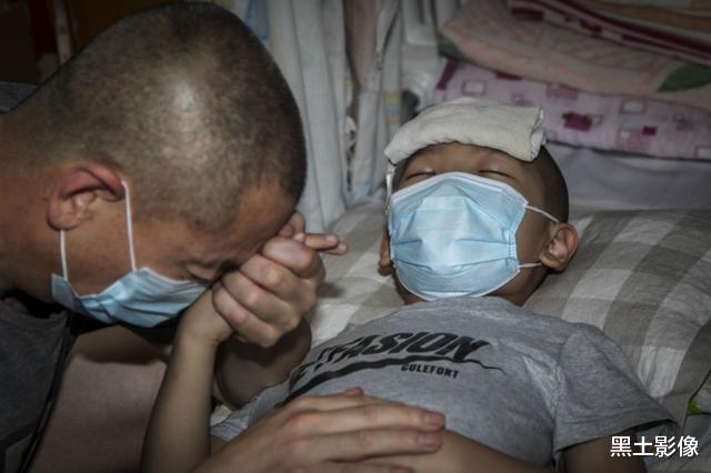 医生|5岁男孩大腿长个疙瘩,医院一查竟要截肢,父亲抱着医生的腿哭了
