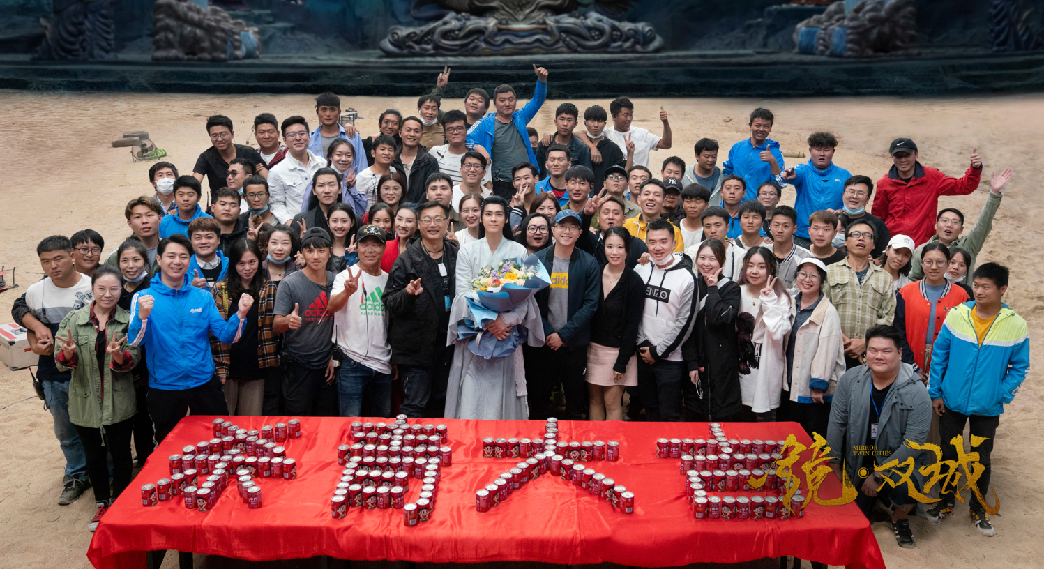 李易峰|李易峰杀青避嫌不和女主同框，片场互动引起粉丝骂战，还波及唐嫣