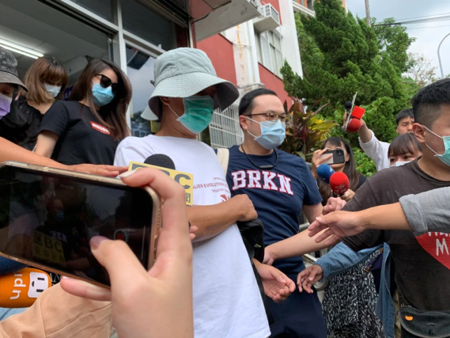 娱你有瓜|黄鸿升猝逝，生前无病史将解剖遗体查死因，父亲穿拖鞋现身殡仪馆