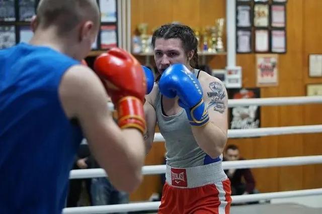 『俄罗斯队』俄罗斯女生有多猛？她22岁女扮男装打拳击赛，1年拿下9个冠军！