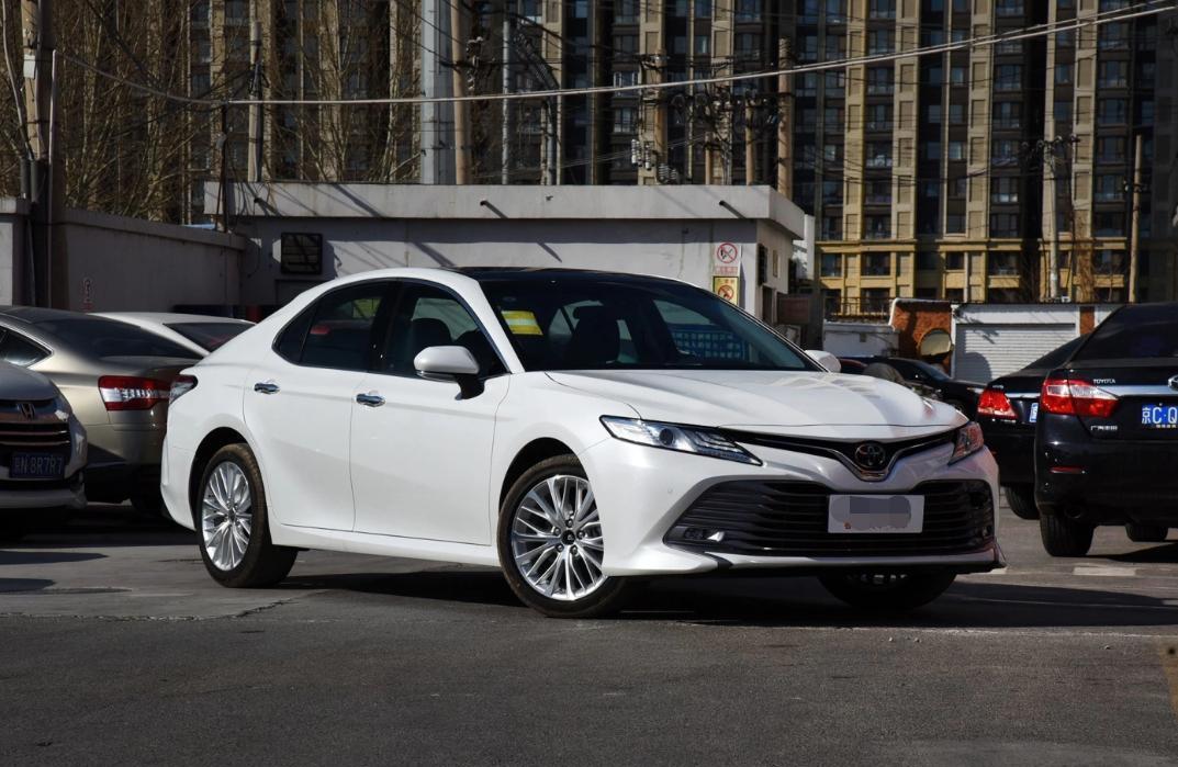 丰田凯美瑞：29万提迈腾，换开25万落地的凯美瑞后，车主：差距不止一点点！