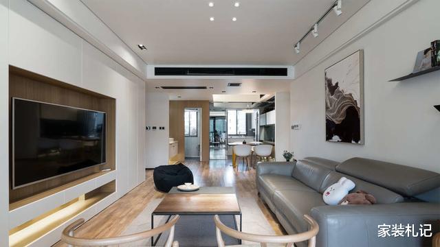 【】多亏当初设计师坚持，放弃电视墙装成收纳，美观实用两不误！聪明