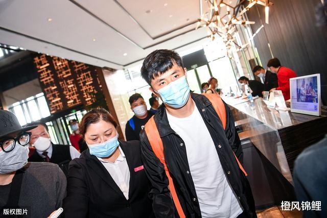#王大雷#山东鲁能四名国脚抵达国家队，王大雷潮装吸引眼球，情商爆表！