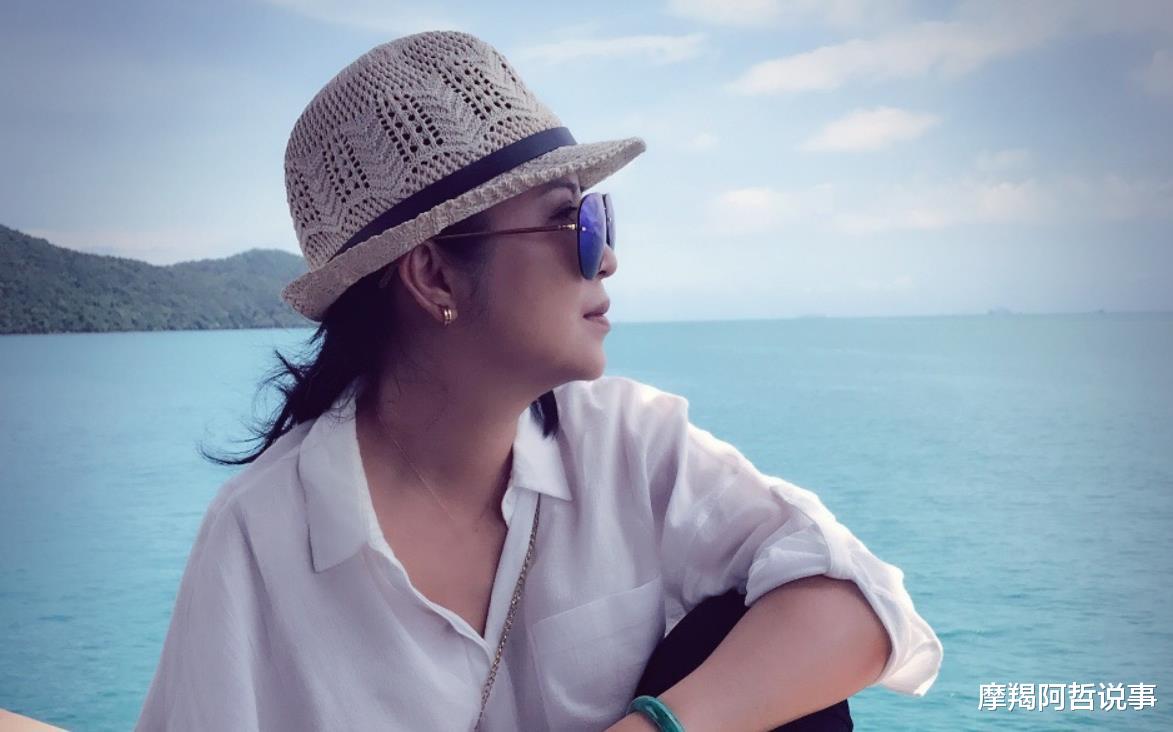 春晚@曾9次登上春晚，被洋男友骗走3千万，二婚嫁小13岁丑男被宠上天