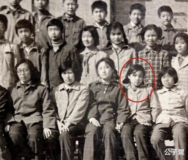 王菲@王菲出生到小学的私人相册曝光，牵出一段出道前的隐秘往事