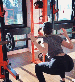 健身▲因为校园冷暴力，她19岁开始健身，6年坚持改变一生！