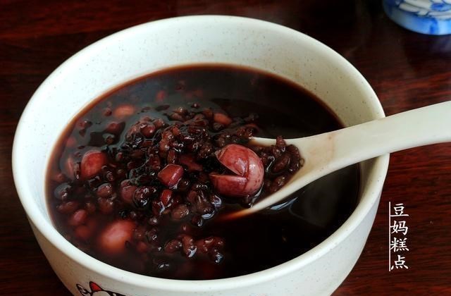 「红豆」睡前煮，早上喝，这粥每周喝2碗，气色红润不长斑
