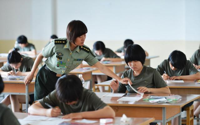 高考：高考考得好当军官，考不好当士官，实在不行从大学当兵