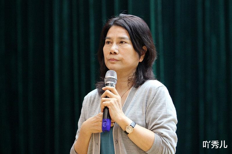 「马化腾」4位大佬的特殊嗜好:马化腾爱抽烟,董明珠好赌,雷军让人憋笑