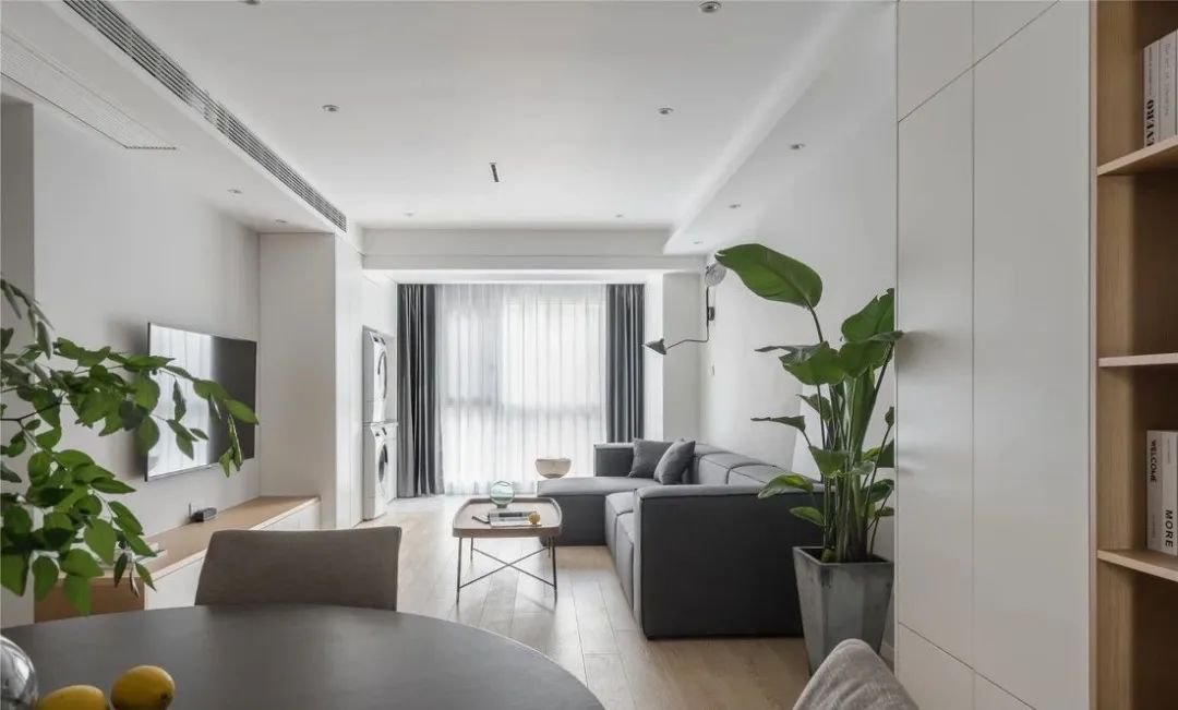 |105㎡现代简约三居室，全屋大白墙加定制收纳柜超级实用宽敞