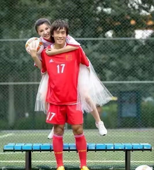 「杜威」前国足队长怒怼金玟哉,他踢过世界杯,两任前女友都是美女直播