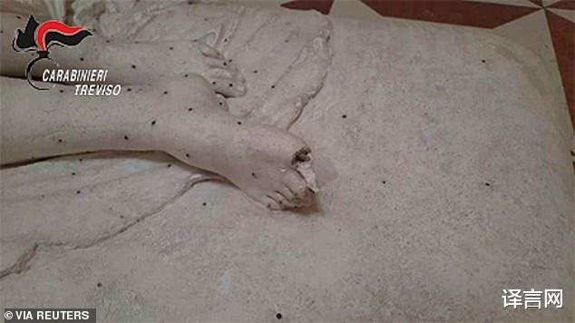 奧地利遊客半臥雕像上，“歐洲第一美人”被壓斷3根腳趾，兩百年藝術品遭毀-圖4