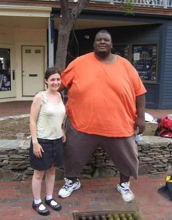 颜夕趣史|800斤相扑之王娶娇妻，婚后一年离世，妻子继承遗产不想再婚