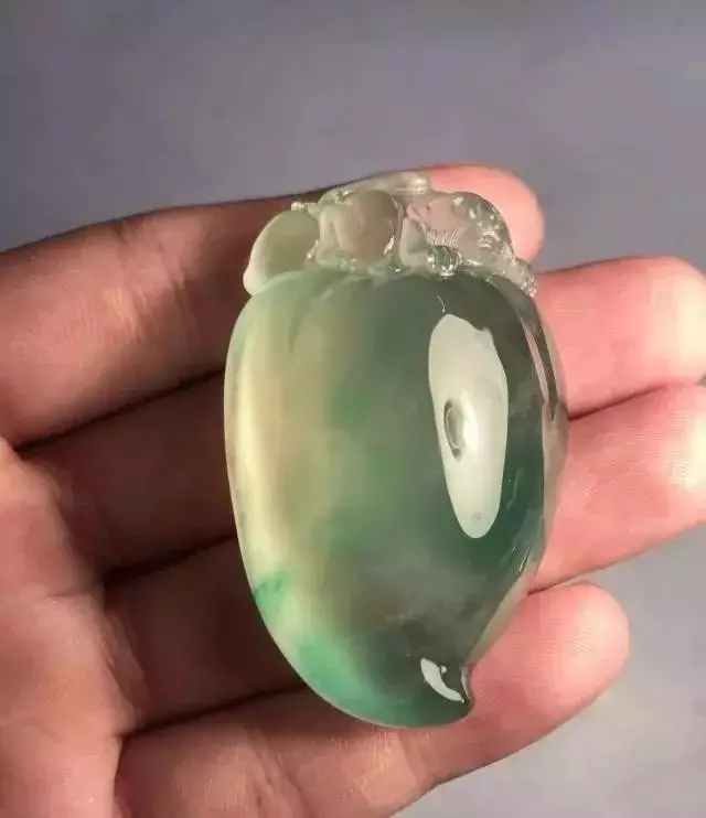 ##老缅摊入手的翡翠原石，切开让人大失所望，成品被师傅完美逆袭！