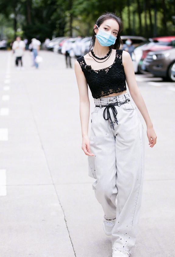 穿衣搭配■真元气少女!33岁宋茜扎高马尾甜美减龄,穿搭时尚吸睛