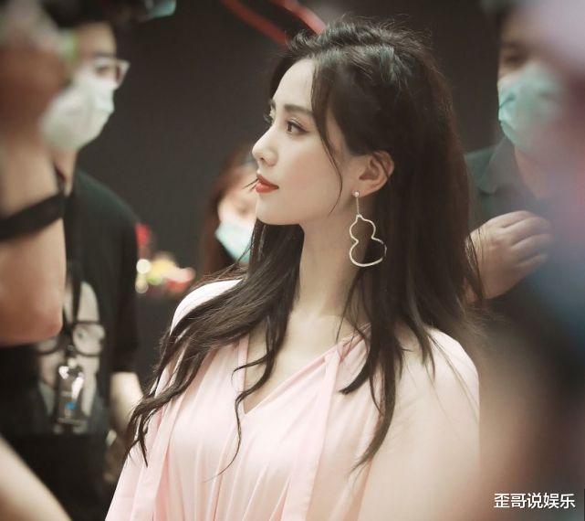 刘诗诗|刘诗诗真人到底啥样？离开美颜和滤镜，与路人同框对比太扎心了