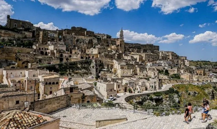 女孩|两个女孩在旅游胜地别墅被拖走，遭8名流氓轮流侵犯