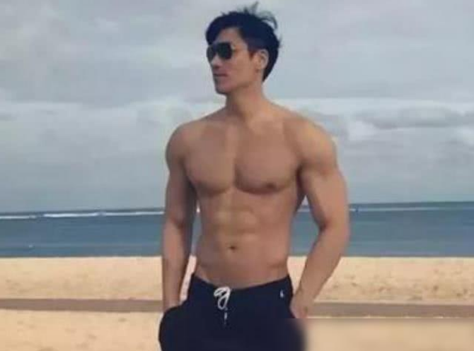 林志颖■比林志颖还逆天的不老男神，成龙使劲儿猜，也只想到了25岁