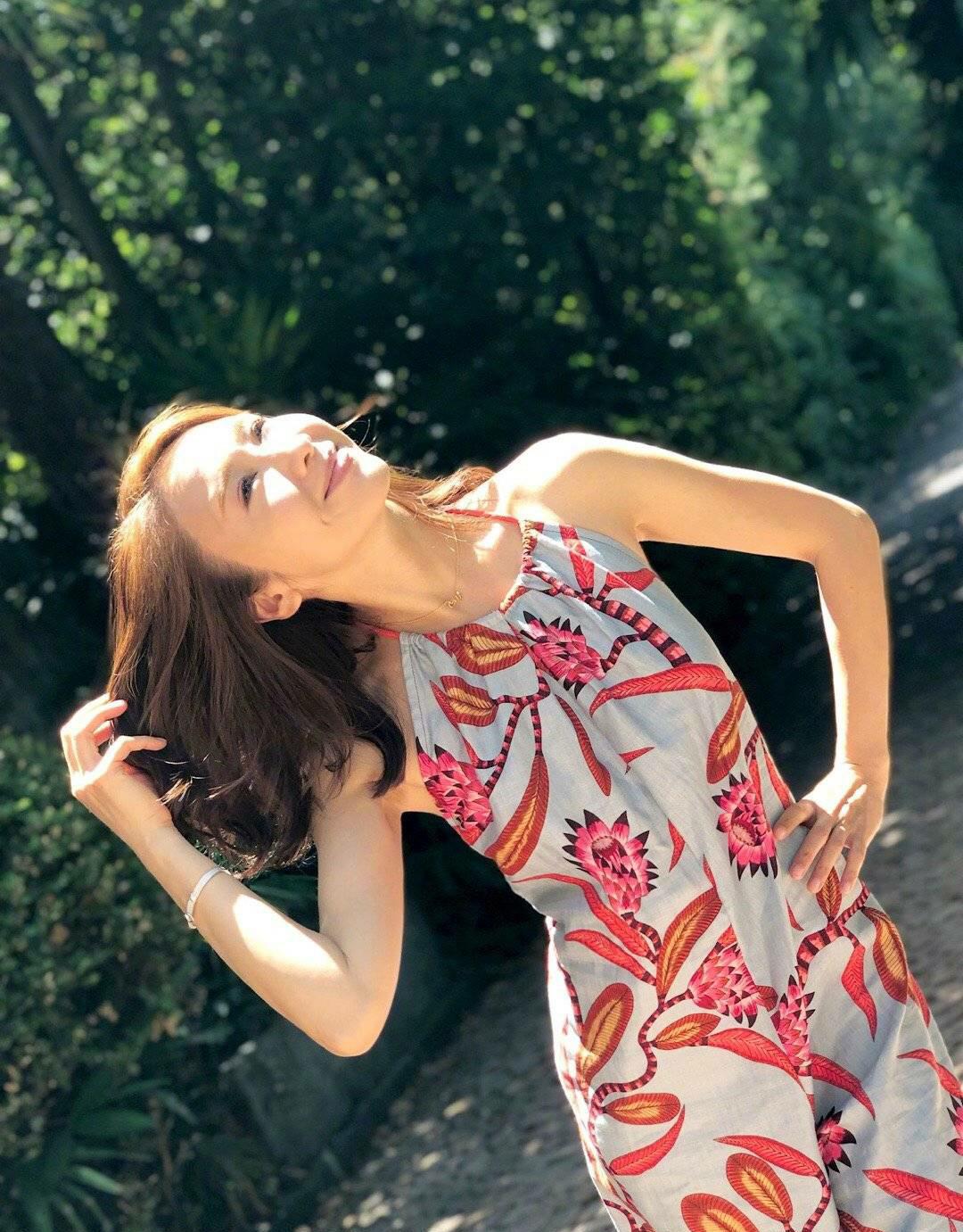 t恤|49岁黎姿晒私服照，白T恤配牛仔裤简约随意，蓬松短发时髦有活力