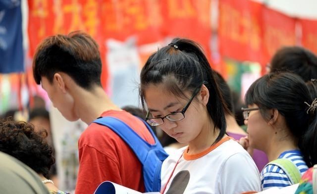 填报志愿|高考成绩出炉，女生填报志愿时这样选专业，更好找到“体面”工作