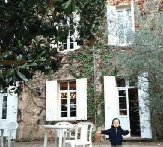 ▲带你参观赵薇的豪宅，一家人住着独栋洋房，室内有旋转红木楼梯