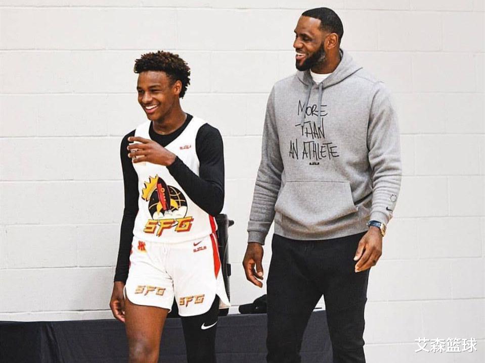 勒布朗·詹姆斯|詹姆斯大儿子频繁示好网红模特 球迷：控球技术有待提高