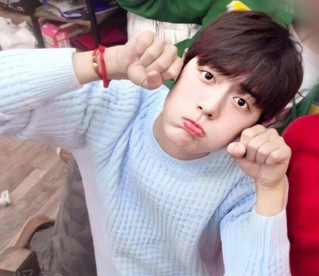 肖战|肖战《王牌》趣事大曝光,嘴欠到处得罪人,片场全靠平衡车保命