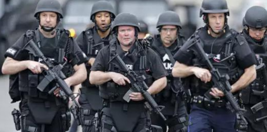 美国▲美国爆发军变？美记者曝出重大宣言，轰动全球，特朗普在劫难逃！