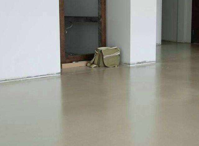 |为什么有钱人家铺地板都做自流平？一听过来人说，才知我家做错了