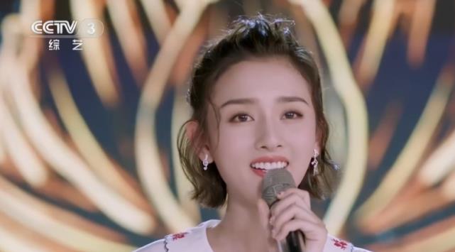 宋祖儿■宋祖儿登央视失去美颜,谁注意曾舜晞看她的眼神,未免太真实了