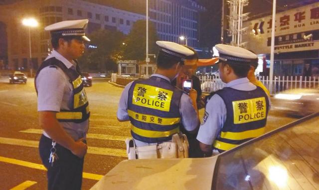 无人驾驶|喝酒坐副驾,通过特斯拉“无人驾驶”回家,交警蒙了。