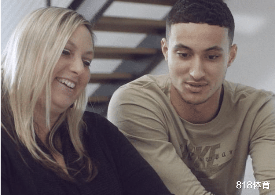 【库兹马】库兹马为白人母亲送花！黑人爹始乱终弃，母亲打2份工做按摩养大他