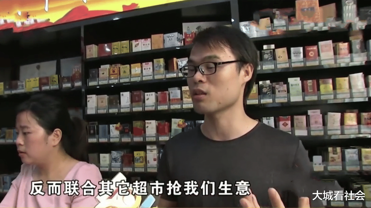 大城看社会|交32万房租开超市,物业和别家超市合作,在门店旁边摆地摊