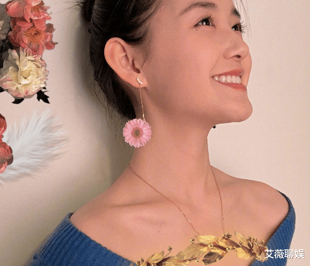 「蒋依依」蒋依依把衣领往下扯，锁骨性感到“腿软”，难怪王俊凯夸她可爱