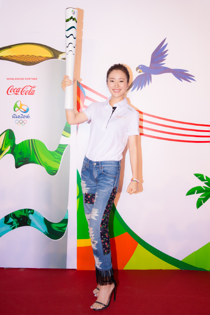 护肤▲江一燕真会穿,身穿一套白色西服套装结合锁骨短发,率性又时髦