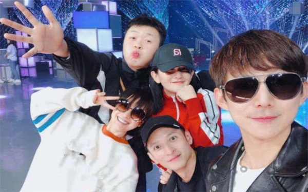 谢娜：新人上《快本》，有凳子不敢坐竟全程站着，谢娜小举动让人泪目！