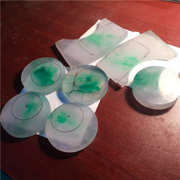 翡翠▲用剩下的翡翠边角料出了四个飘花平安扣，旁人欲高价购买货主却死活不卖！