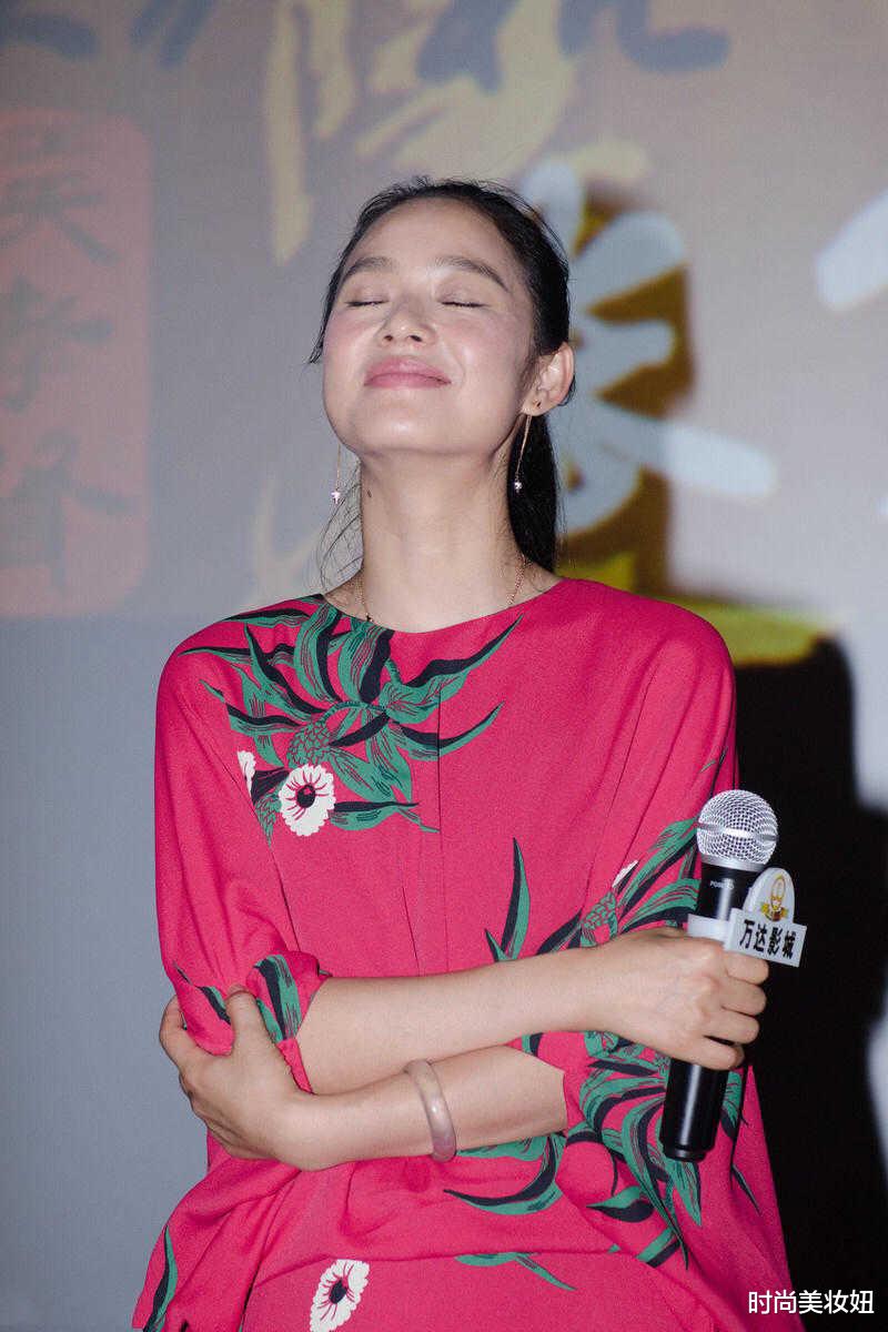 穿衣搭配|姜文老婆周韵很“贵气”，穿玫红色连衣裙配高马尾，优雅又大气