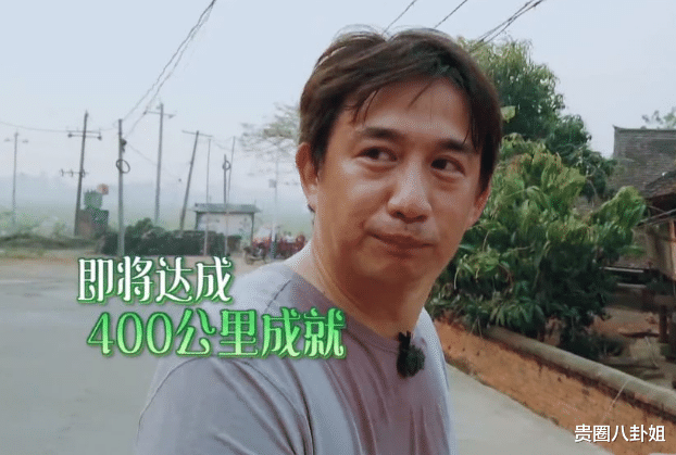 『黄磊』黄磊跑步路过小卖部，节目组为了广告植入，让他跪着跟小朋友聊天